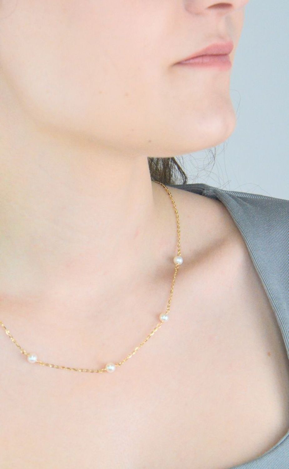 Naszyjnik złoty z perełkami pr 585, D0GM10805 N Złoty naszyjnik 585 celebrytka z pięcioma małymi perełkami. Niezwykły blask szlachetnego kruszcu zamknięty w wyjątkowej formie.1.jpg